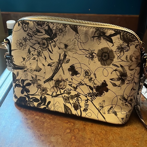 Cute as a button black and white purse! - Picture 2 of 10